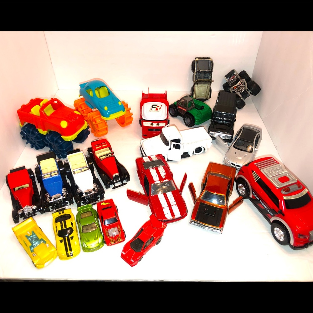 Lot of 21 CAR & TRUCKS all different sizes brands, metal & plastic all wheels